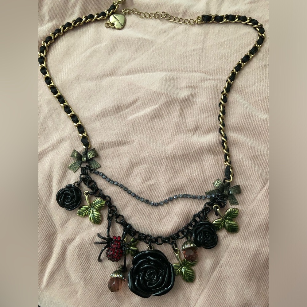 Brand NWOT Betsey Johnson Halloween roses spider  necklace